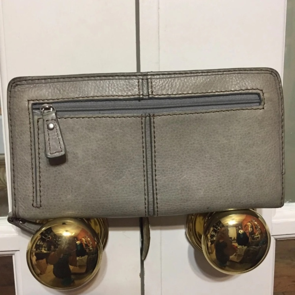 Fossil Zip Up Leather Wallet.